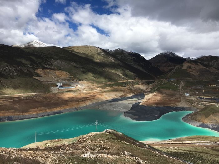 危廢填(tian)埋區鋪設(shè)HDPE防滲土工(gōng)膜的施工(gong)流程